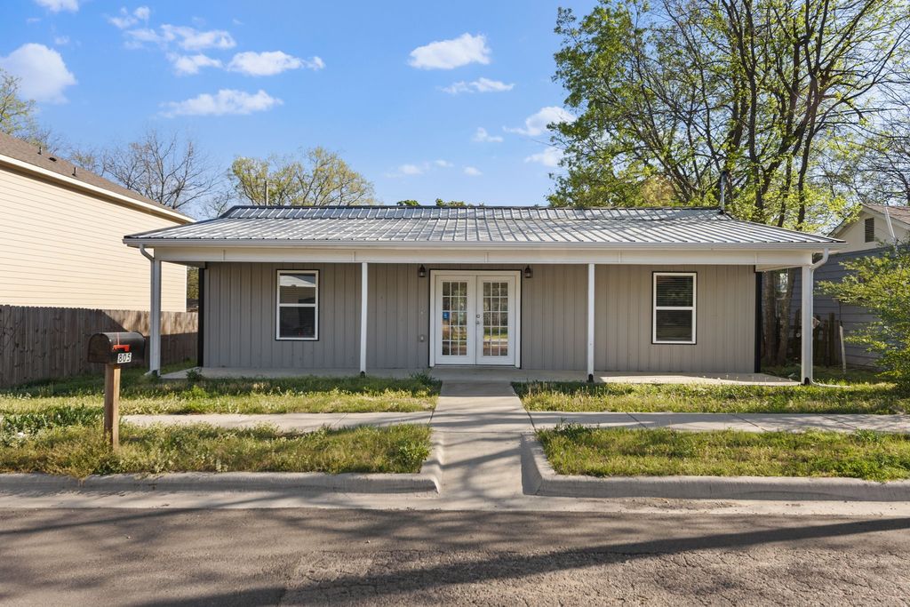 805 S 4th Street, Bonham, TX 75418