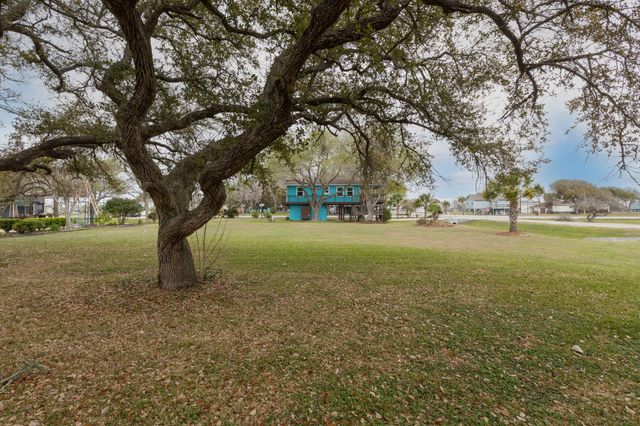 1941 Bayview Drive, Palacios, TX 77465