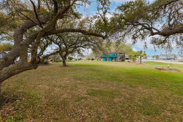 1941 Bayview Drive, Palacios, TX 77465