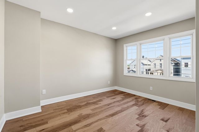 14 EAST 52ND ST, Bayonne, NJ 07002