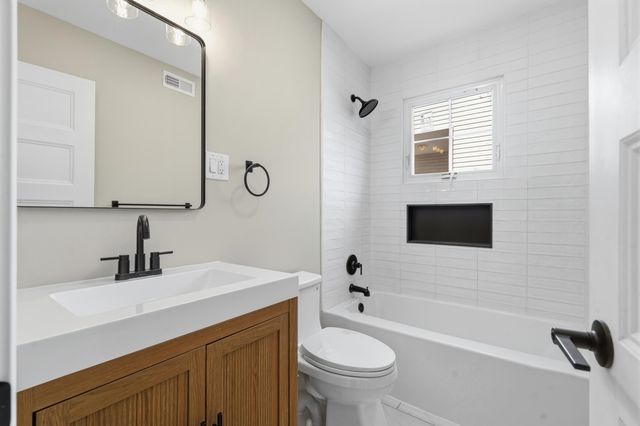 14 EAST 52ND ST, Bayonne, NJ 07002