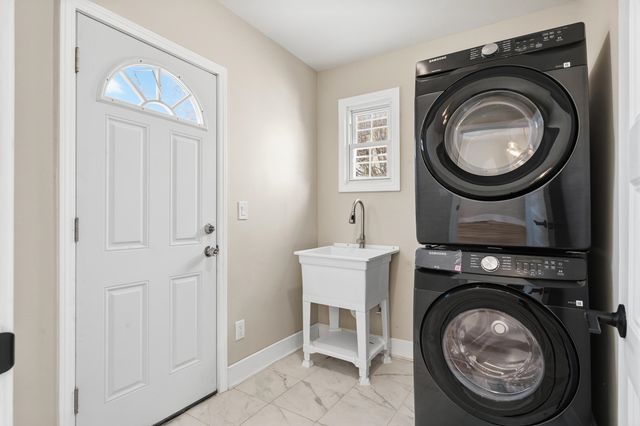 14 EAST 52ND ST, Bayonne, NJ 07002