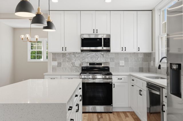 14 EAST 52ND ST, Bayonne, NJ 07002