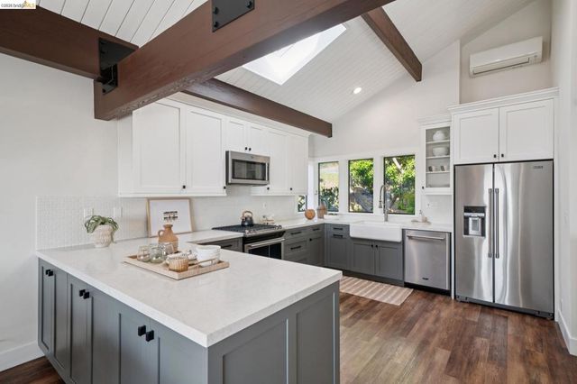 101 Taurus Ave, Oakland, CA 94611