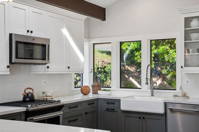 101 Taurus Ave, Oakland, CA 94611