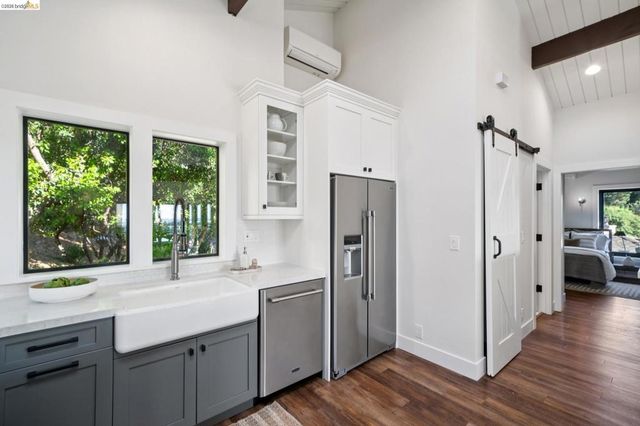 101 Taurus Ave, Oakland, CA 94611