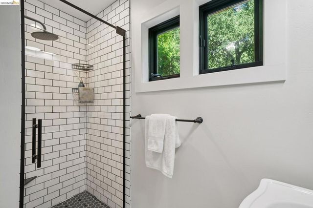 101 Taurus Ave, Oakland, CA 94611