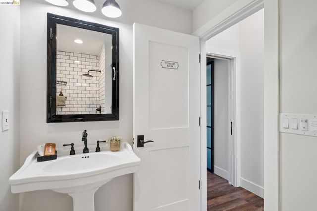 101 Taurus Ave, Oakland, CA 94611