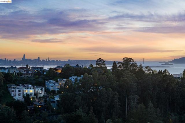 101 Taurus Ave, Oakland, CA 94611