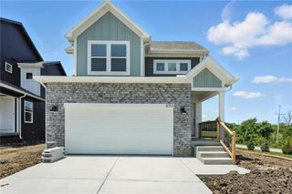 8708 SW Edgewater Drive, Blue Springs, MO 64064