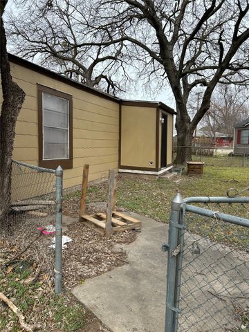 912 Ritchey Street, Gainesville, TX 76240