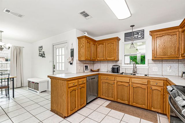 13056 Cypress Gold Dr, St Amant, LA 70774