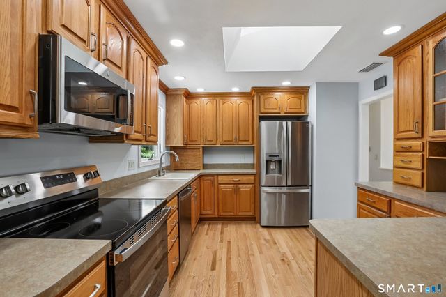 6 Sky Edge Lane, Bethel, CT 06801