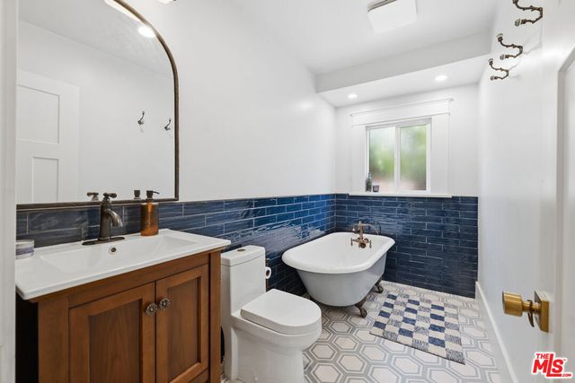 933 Walnut Avenue, Long Beach, CA 90813