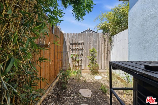 933 Walnut Avenue, Long Beach, CA 90813
