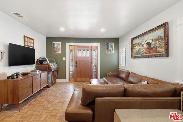 933 Walnut Avenue, Long Beach, CA 90813