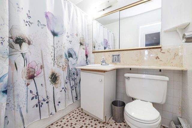 90 S Park Avenue B3, Rockville Centre, NY 11570