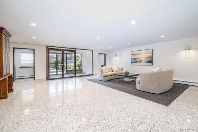 90 S Park Avenue B3, Rockville Centre, NY 11570