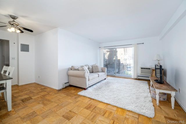 90 S Park Avenue B3, Rockville Centre, NY 11570