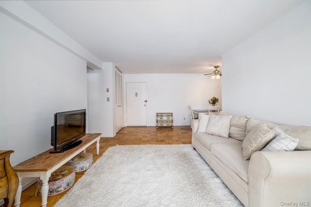 90 S Park Avenue B3, Rockville Centre, NY 11570