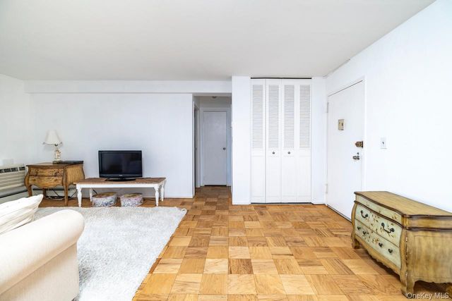 90 S Park Avenue B3, Rockville Centre, NY 11570