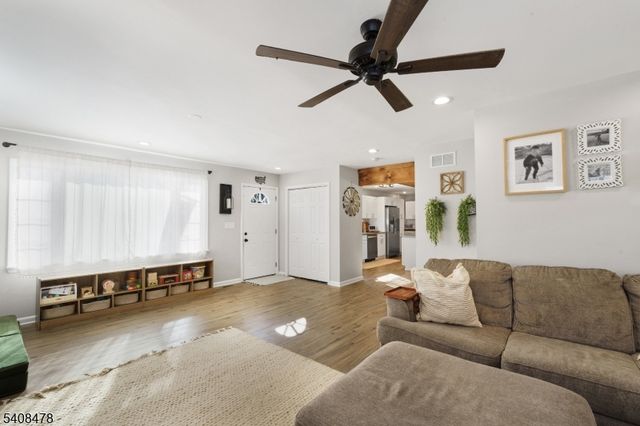 24 Plaza Dr, Hampton Twp., NJ 07860