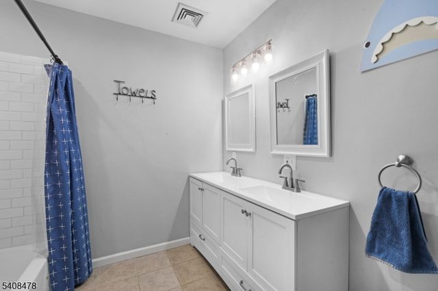 24 Plaza Dr, Hampton Twp., NJ 07860