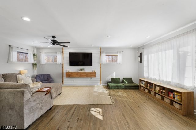 24 Plaza Dr, Hampton Twp., NJ 07860