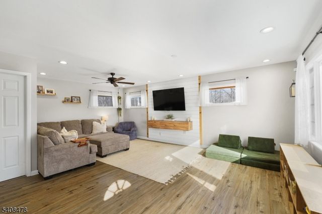 24 Plaza Dr, Hampton Twp., NJ 07860