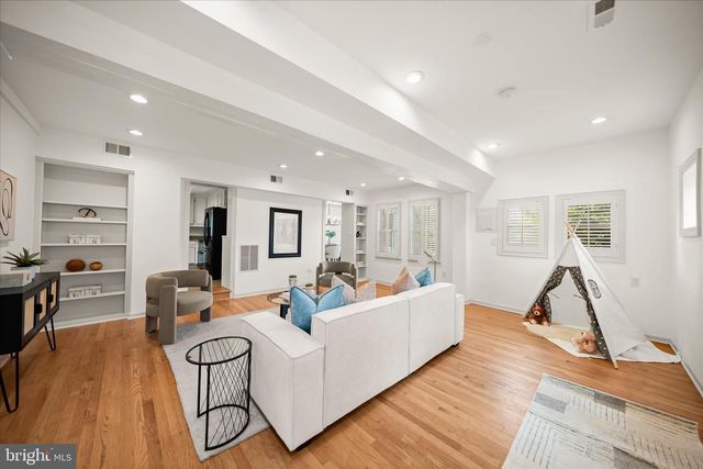 1903 N QUINTANA ST N, Arlington, VA 22205