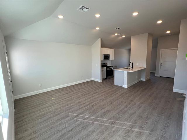 940 S Bear Lane, Mustang, OK 73064