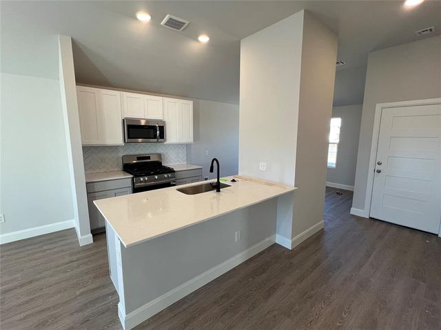 940 S Bear Lane, Mustang, OK 73064