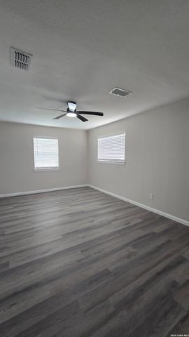 4811 Village Vw, San Antonio, TX 78218