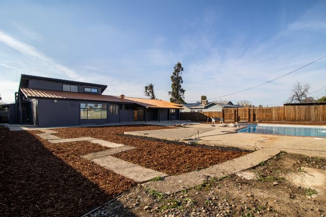 1812 S Bardo Street, Visalia, CA 93277