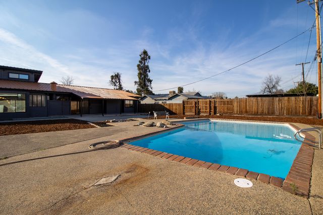 1812 S Bardo Street, Visalia, CA 93277