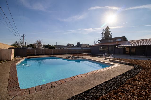 1812 S Bardo Street, Visalia, CA 93277