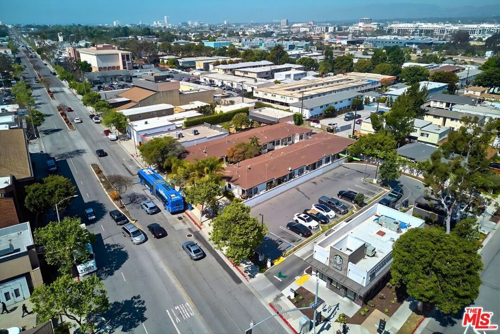 Image 10 of property listing at 2711 Pico Boulevard, Santa Monica, CA 90405