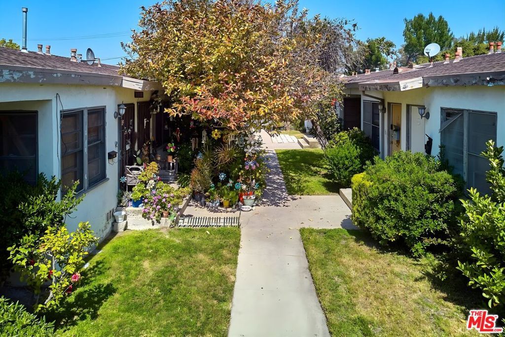 Image 2 of property listing at 2711 Pico Boulevard, Santa Monica, CA 90405