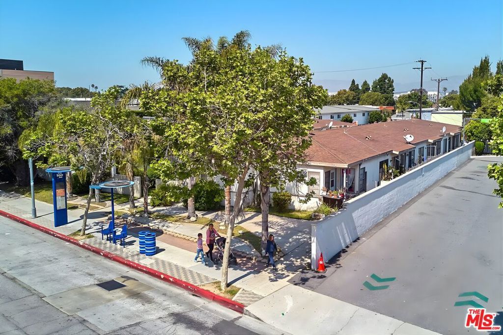 Image 3 of property listing at 2711 Pico Boulevard, Santa Monica, CA 90405