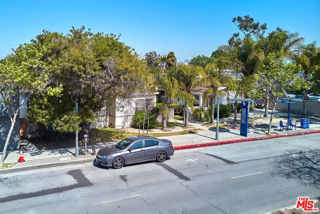 Image 4 of property listing at 2711 Pico Boulevard, Santa Monica, CA 90405