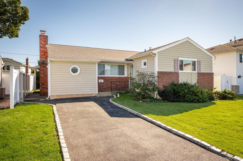 46 Hunter Lane, Hicksville, NY 11801