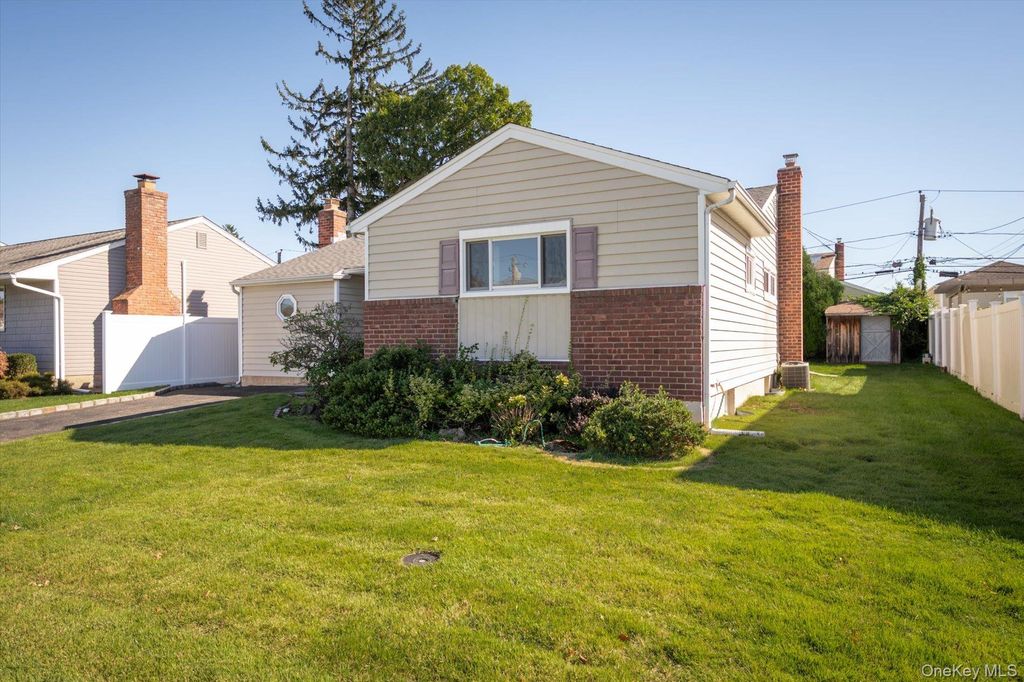 46 Hunter Lane, Hicksville, NY 11801 — photo 3