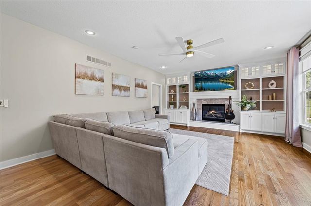 7853 N Kirkwood Avenue, Kansas City, MO 64151