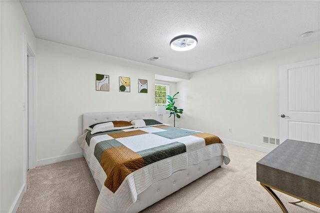 7853 N Kirkwood Avenue, Kansas City, MO 64151