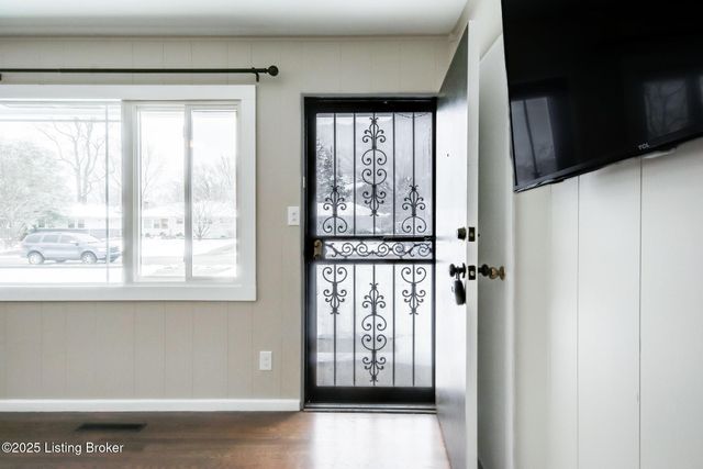 1309 Mill Race Rd, Lyndon, KY 40242