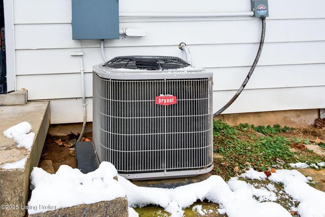 1309 Mill Race Rd, Lyndon, KY 40242