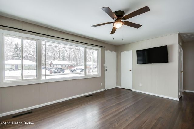 1309 Mill Race Rd, Lyndon, KY 40242