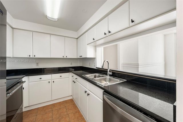 2475 Brickell Ave 2206, Miami, FL 33129