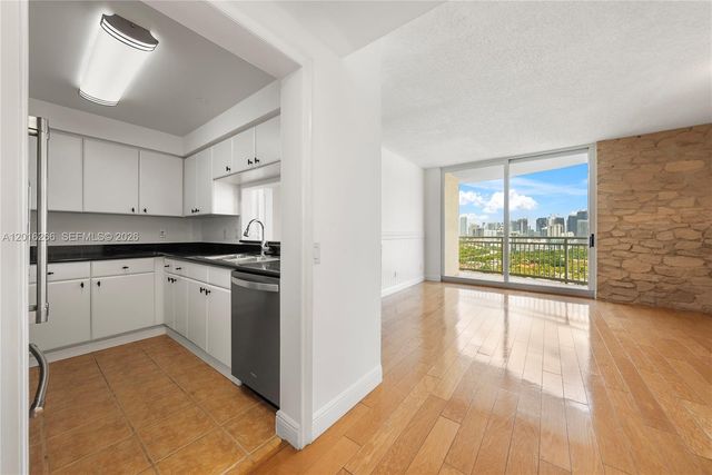 2475 Brickell Ave 2206, Miami, FL 33129