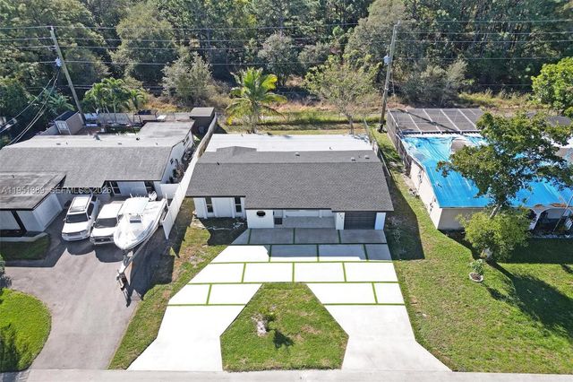 8436 Southampton Dr, Miramar, FL 33025